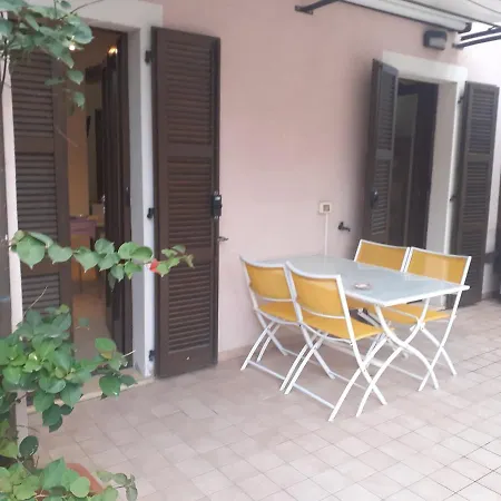 Bouganville House דירה