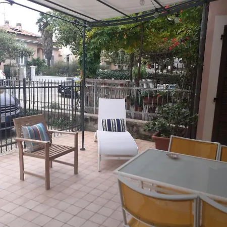 Bouganville House * סניגליה